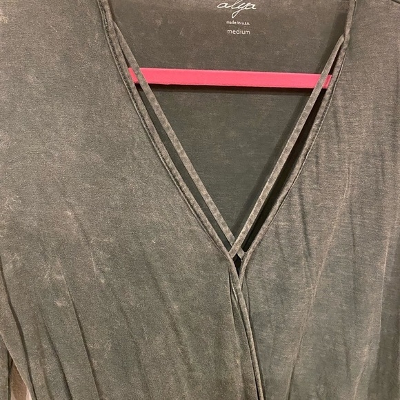 Francesca’s Alya Crossover Top Size Medium EUC - Picture 2 of 3